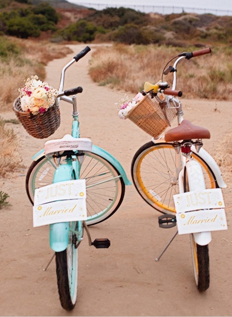"Wedding Photos with Bicycles: Riding Off with a Happy Couple!"にて紹介している画像