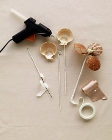 "Embrace the Mermaid Spirit: A Shell Crown Made of Seashells Perfect for Beach Weddings!"にて紹介している画像