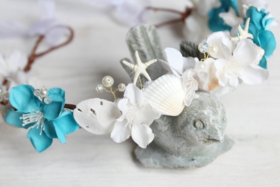 "Embrace the Mermaid Spirit: A Shell Crown Made of Seashells Perfect for Beach Weddings!"にて紹介している画像