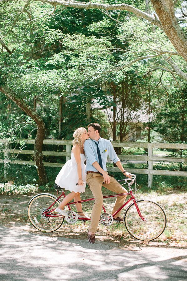 "Wedding Photos with Bicycles: Riding Off with a Happy Couple!"にて紹介している画像