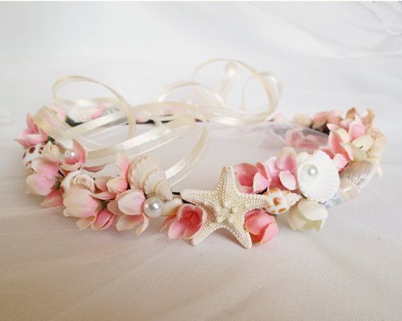 "Embrace the Mermaid Spirit: A Shell Crown Made of Seashells Perfect for Beach Weddings!"にて紹介している画像