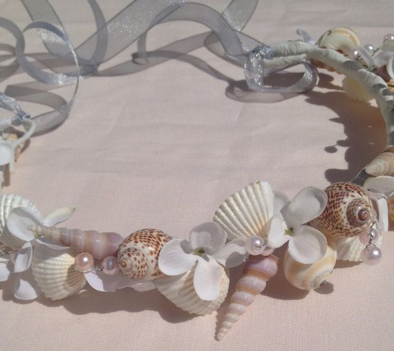 "Embrace the Mermaid Spirit: A Shell Crown Made of Seashells Perfect for Beach Weddings!"にて紹介している画像