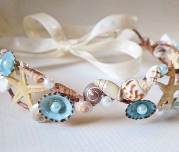 "Embrace the Mermaid Spirit: A Shell Crown Made of Seashells Perfect for Beach Weddings!"にて紹介している画像