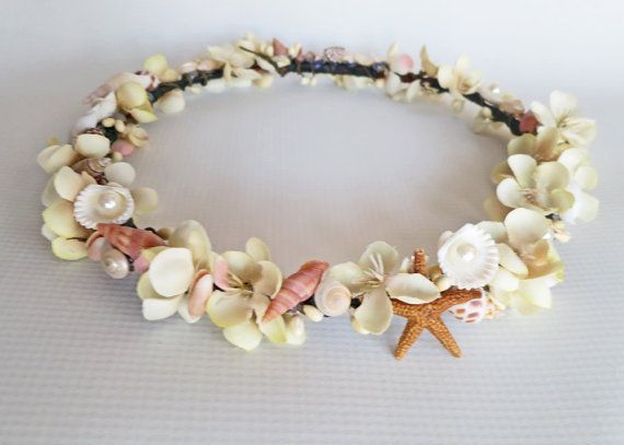 "Embrace the Mermaid Spirit: A Shell Crown Made of Seashells Perfect for Beach Weddings!"にて紹介している画像