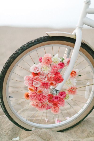 "Wedding Photos with Bicycles: Riding Off with a Happy Couple!"にて紹介している画像