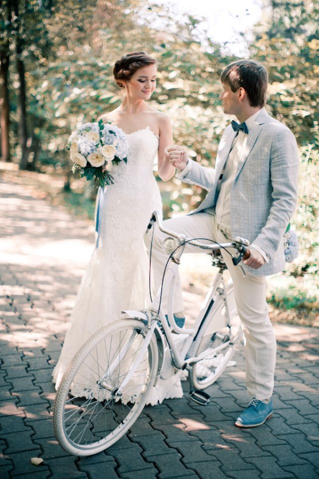 "Wedding Photos with Bicycles: Riding Off with a Happy Couple!"にて紹介している画像