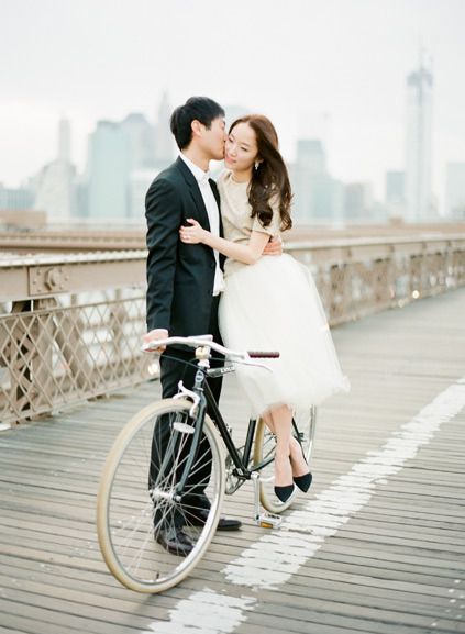 "Wedding Photos with Bicycles: Riding Off with a Happy Couple!"にて紹介している画像