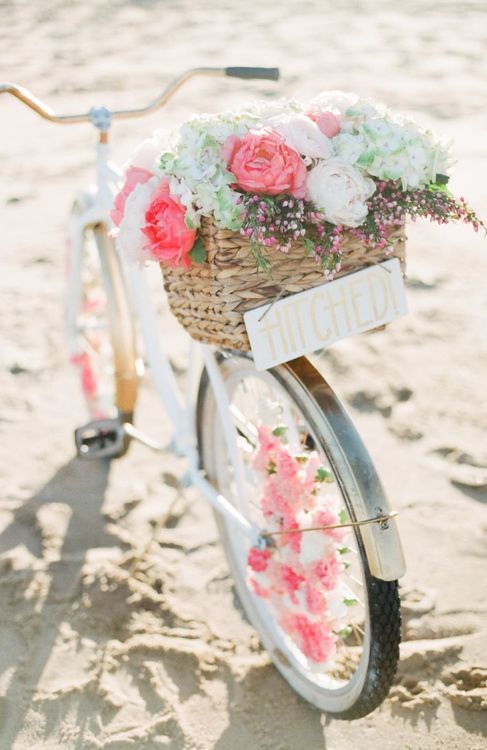 "Wedding Photos with Bicycles: Riding Off with a Happy Couple!"にて紹介している画像