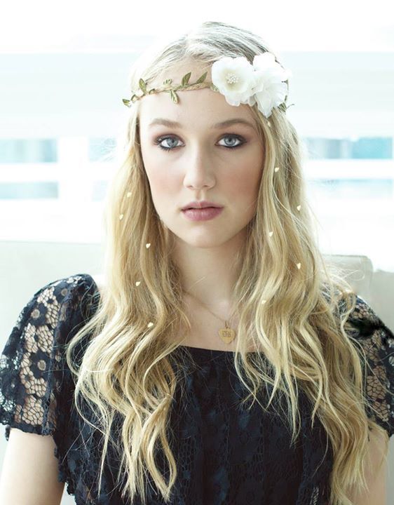 "Feel Like a Princess with 'Charm Cease' - Sparkling Hair Accessories Like Cinderella's!"にて紹介している画像