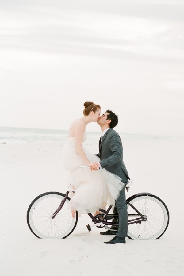 "Wedding Photos with Bicycles: Riding Off with a Happy Couple!"にて紹介している画像