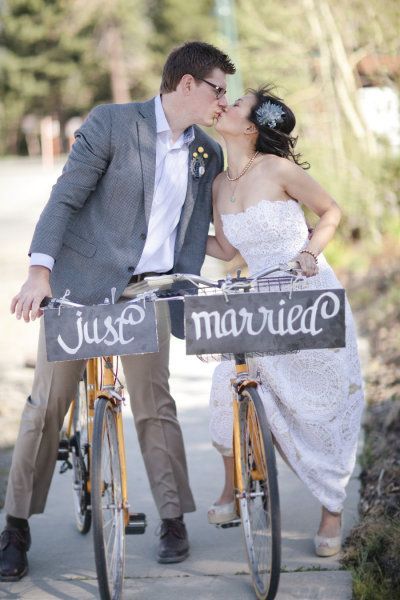 "Wedding Photos with Bicycles: Riding Off with a Happy Couple!"にて紹介している画像