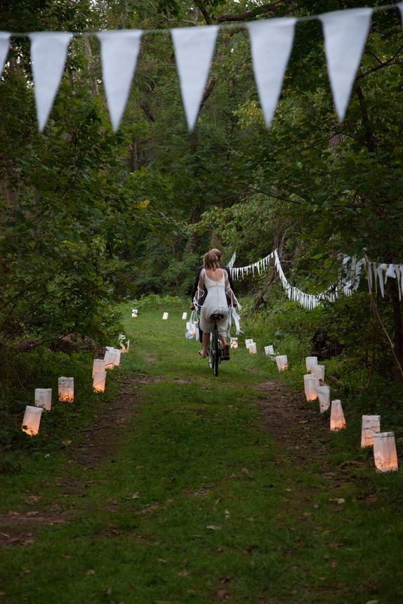"Wedding Photos with Bicycles: Riding Off with a Happy Couple!"にて紹介している画像