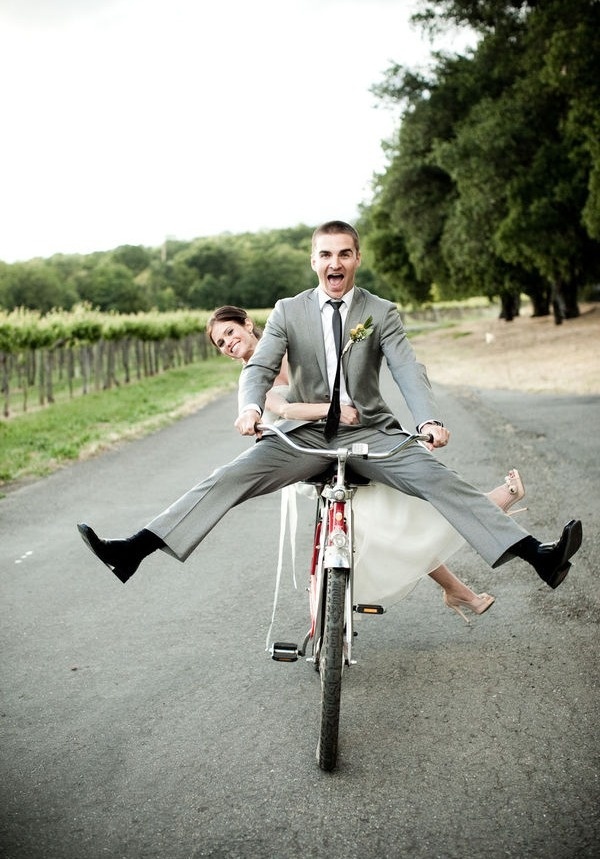 "Wedding Photos with Bicycles: Riding Off with a Happy Couple!"にて紹介している画像