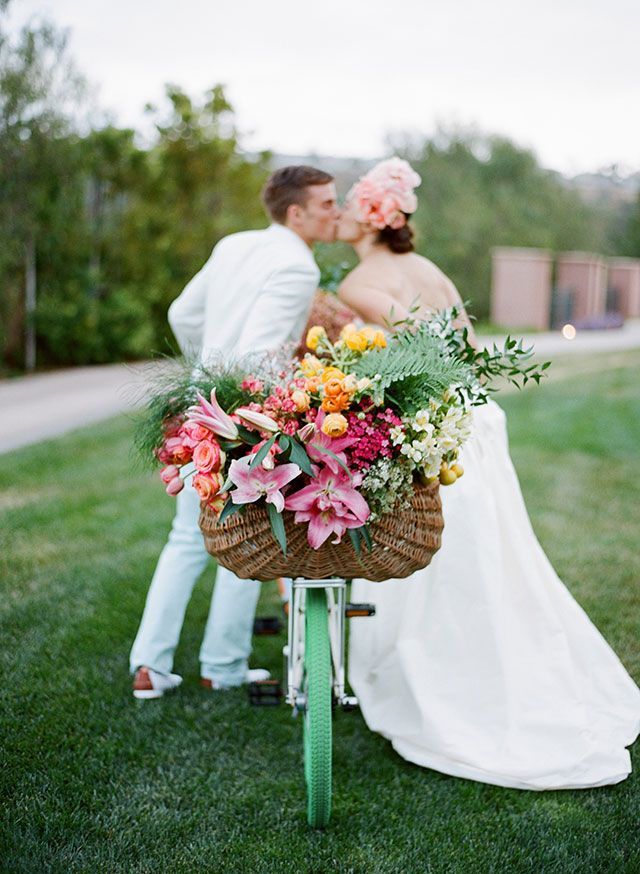 "Wedding Photos with Bicycles: Riding Off with a Happy Couple!"にて紹介している画像
