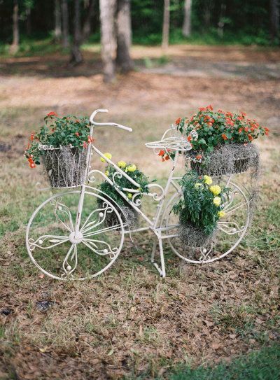 "Wedding Photos with Bicycles: Riding Off with a Happy Couple!"にて紹介している画像