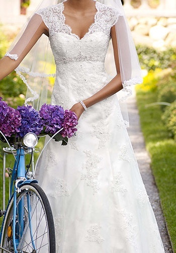 "Wedding Photos with Bicycles: Riding Off with a Happy Couple!"にて紹介している画像
