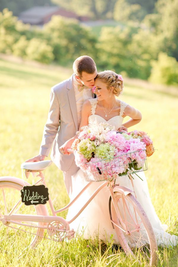 "Wedding Photos with Bicycles: Riding Off with a Happy Couple!"にて紹介している画像