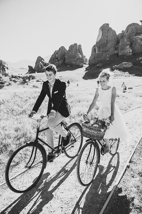 "Wedding Photos with Bicycles: Riding Off with a Happy Couple!"にて紹介している画像