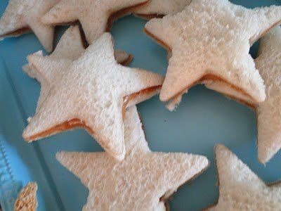 "Charming Party Food Ideas Perfect for Ariel's Little Mermaid Wedding"にて紹介している画像