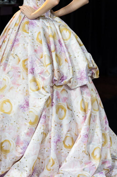 Complete Reveal of the Latest Collection: The Second Round of Mika Ninagawa's Wedding Dresses is Adorably Stunning!にて紹介している画像