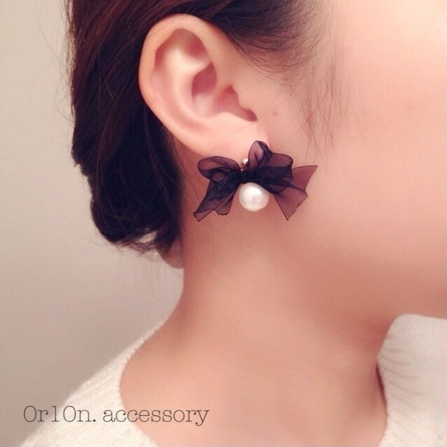 "Becoming an Elegant Bride: Keep It Simple with Pearl Necklaces"にて紹介している画像