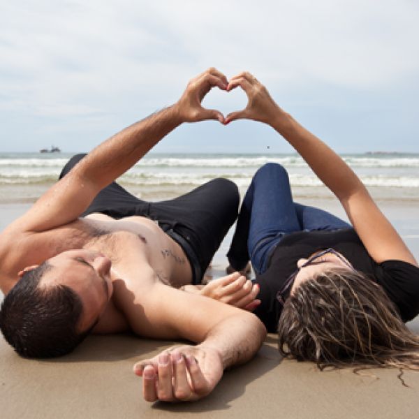 まるで眠れる森の美女♡前撮りフォトのポーズは「寝転がり」フォトも押さえたい＊にて紹介している画像