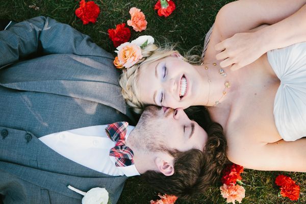 まるで眠れる森の美女♡前撮りフォトのポーズは「寝転がり」フォトも押さえたい＊にて紹介している画像