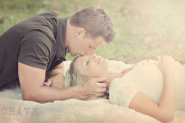 まるで眠れる森の美女♡前撮りフォトのポーズは「寝転がり」フォトも押さえたい＊にて紹介している画像