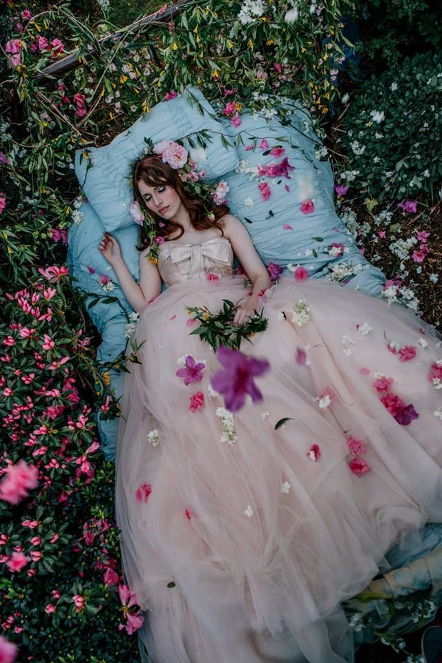 まるで眠れる森の美女♡前撮りフォトのポーズは「寝転がり」フォトも押さえたい＊にて紹介している画像