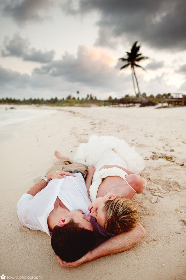 まるで眠れる森の美女♡前撮りフォトのポーズは「寝転がり」フォトも押さえたい＊にて紹介している画像