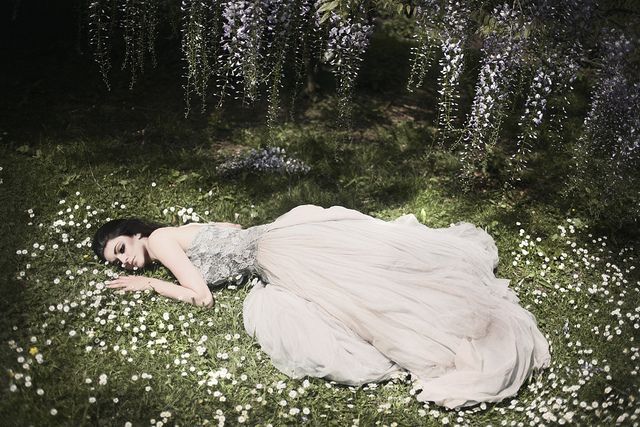 まるで眠れる森の美女♡前撮りフォトのポーズは「寝転がり」フォトも押さえたい＊にて紹介している画像