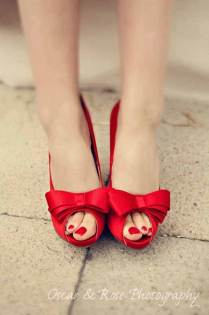 オシャレは足下から♡純白ウェディングドレスに合わせたいカラーパンプスの色別まとめ＊にて紹介している画像