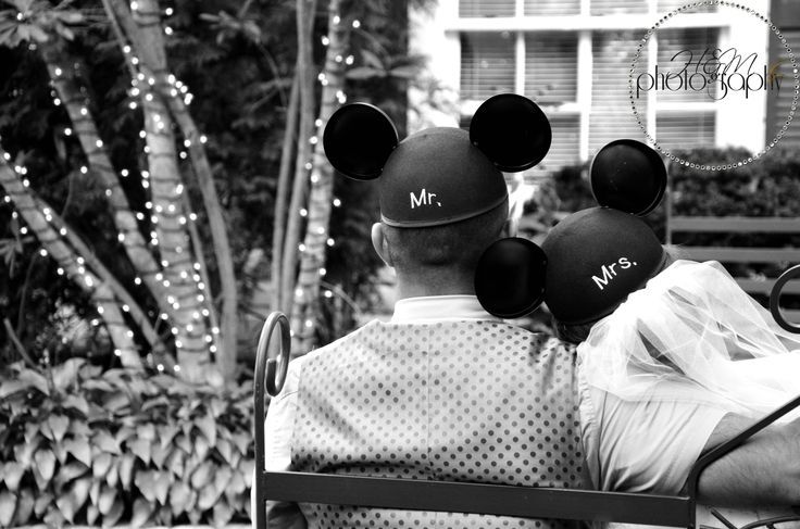 Vivian Hsu's Favorite: Adorably Cute Wedding Photos with Mickey Eared Hats!にて紹介している画像