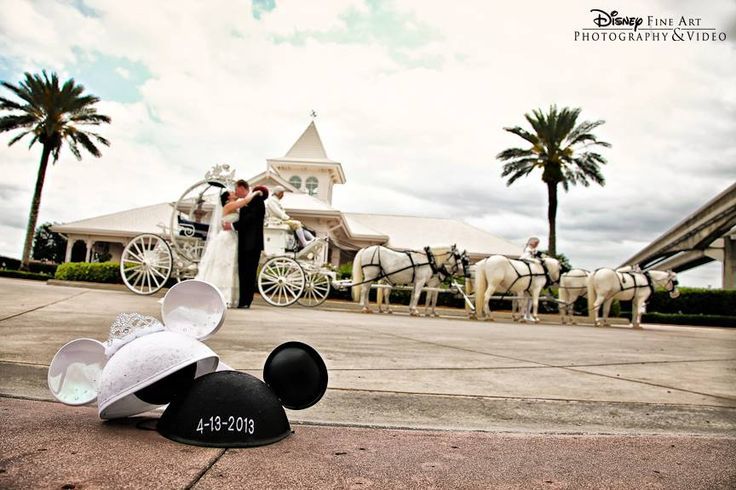 Vivian Hsu's Favorite: Adorably Cute Wedding Photos with Mickey Eared Hats!にて紹介している画像