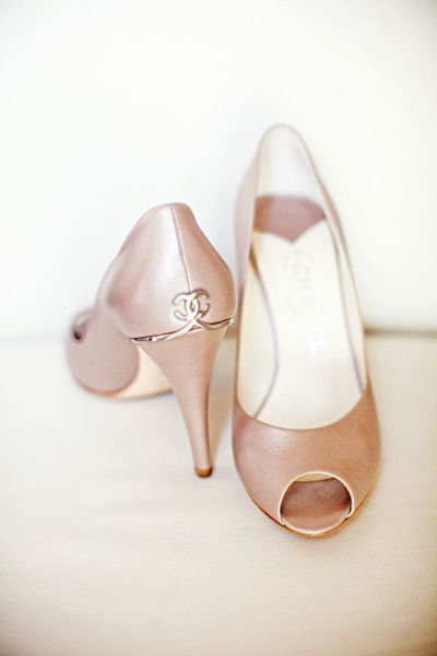 Cute Chanel Heels: Step into Happiness with Your Dream Brand Shoes!にて紹介している画像