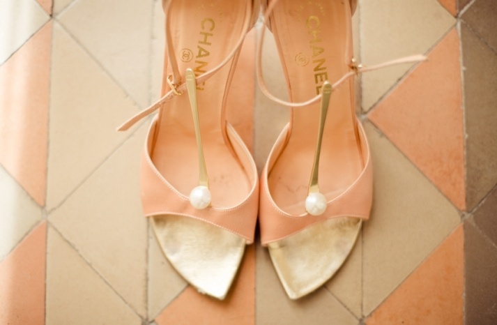 Cute Chanel Heels: Step into Happiness with Your Dream Brand Shoes!にて紹介している画像