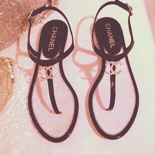 Cute Chanel Heels: Step into Happiness with Your Dream Brand Shoes!にて紹介している画像