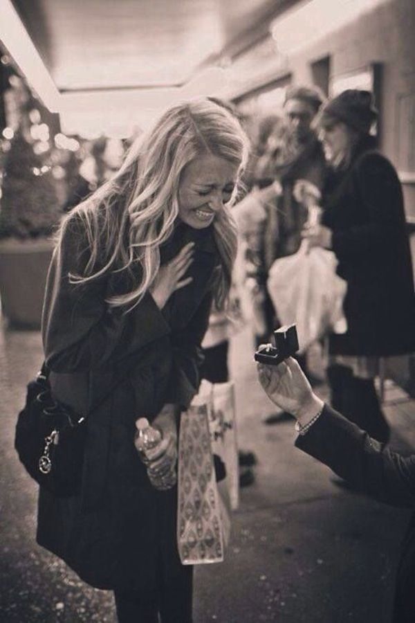The Most Romantic Proposal Moments: Overflowing with Joy and Happy Tears!にて紹介している画像