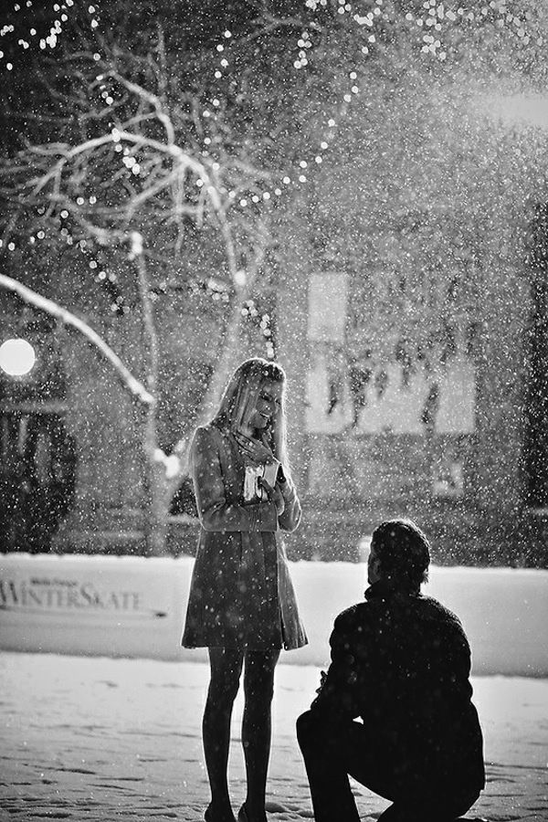 The Most Romantic Proposal Moments: Overflowing with Joy and Happy Tears!にて紹介している画像