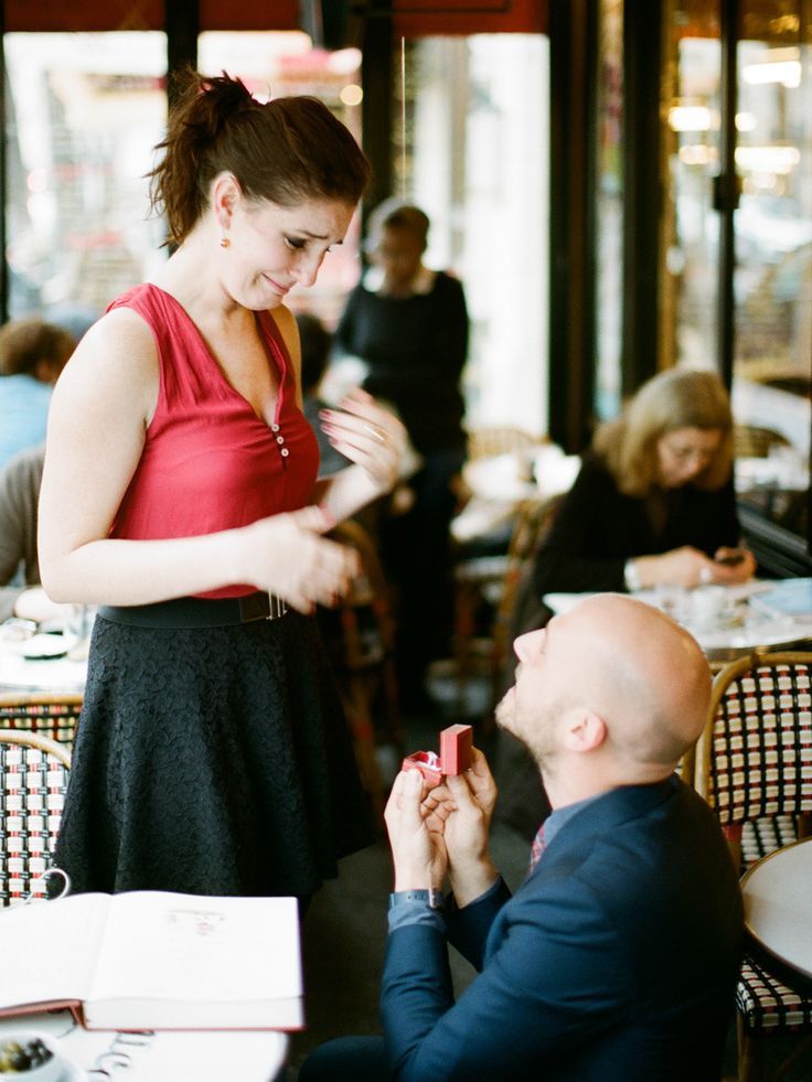 The Most Romantic Proposal Moments: Overflowing with Joy and Happy Tears!にて紹介している画像