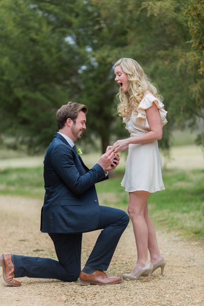 The Most Romantic Proposal Moments: Overflowing with Joy and Happy Tears!にて紹介している画像