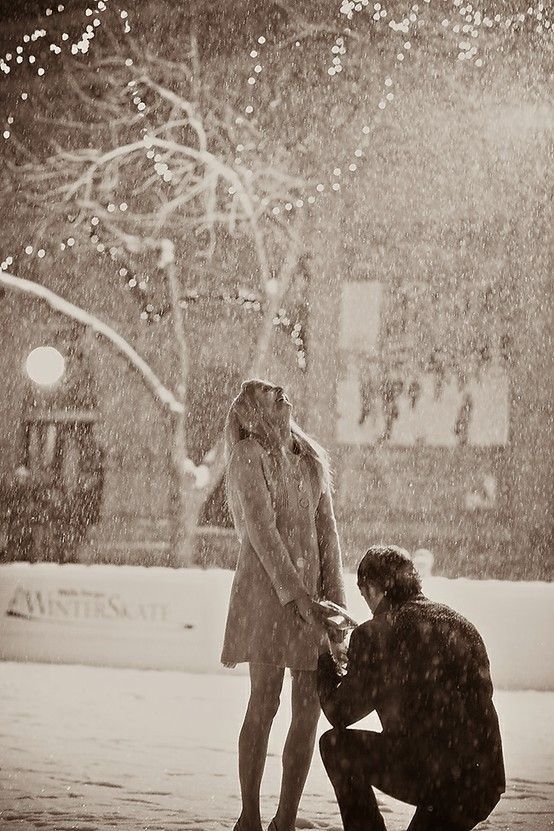 The Most Romantic Proposal Moments: Overflowing with Joy and Happy Tears!にて紹介している画像