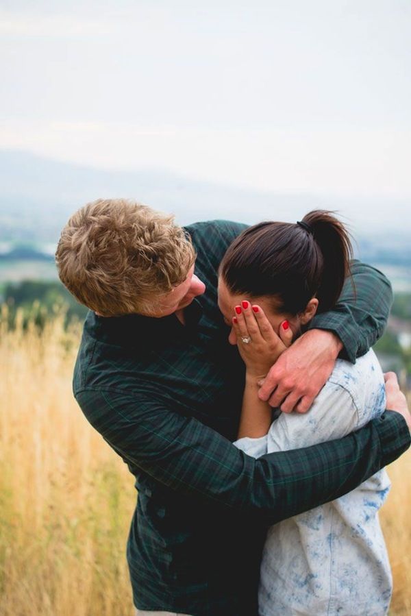 The Most Romantic Proposal Moments: Overflowing with Joy and Happy Tears!にて紹介している画像