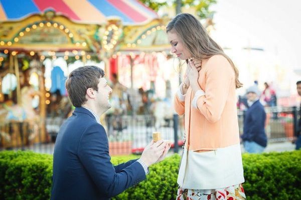 The Most Romantic Proposal Moments: Overflowing with Joy and Happy Tears!にて紹介している画像