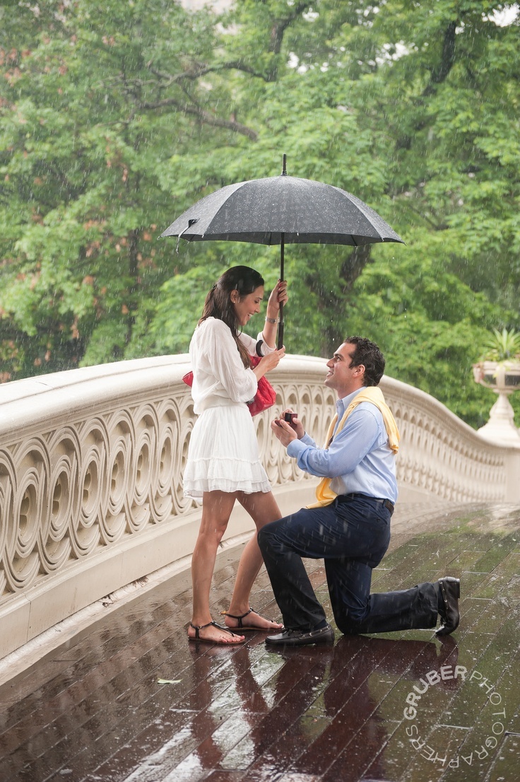 The Most Romantic Proposal Moments: Overflowing with Joy and Happy Tears!にて紹介している画像