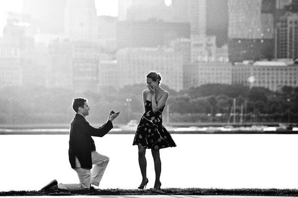 The Most Romantic Proposal Moments: Overflowing with Joy and Happy Tears!にて紹介している画像