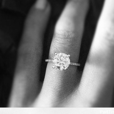 シンプルなデザインにきゅん♡ダイヤモンドが素敵なエンゲージリングをあつめました♡にて紹介している画像