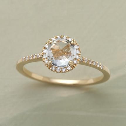 シンプルなデザインにきゅん♡ダイヤモンドが素敵なエンゲージリングをあつめました♡にて紹介している画像