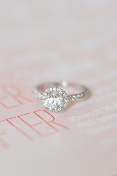 シンプルなデザインにきゅん♡ダイヤモンドが素敵なエンゲージリングをあつめました♡にて紹介している画像