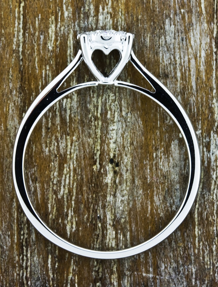 シンプルなデザインにきゅん♡ダイヤモンドが素敵なエンゲージリングをあつめました♡にて紹介している画像